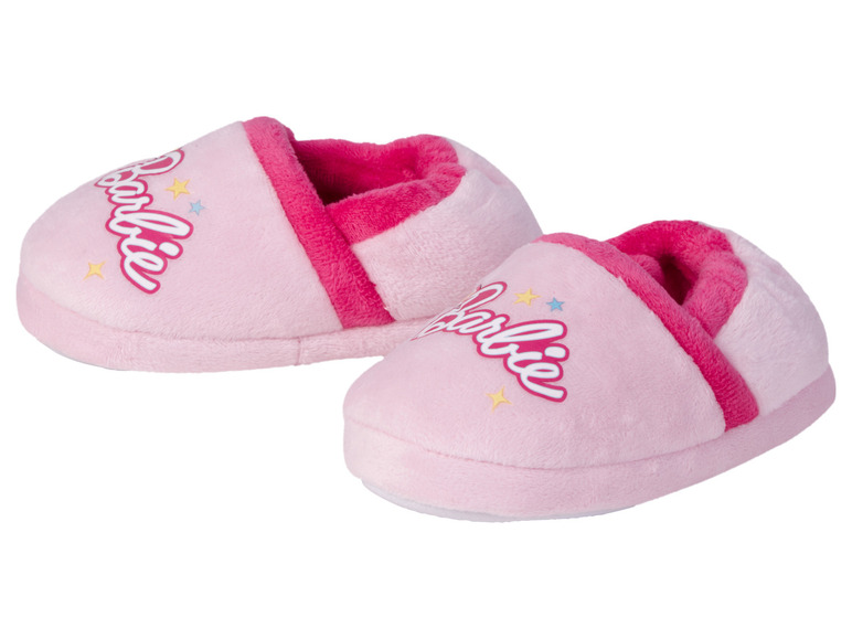 Dwie różowe kapcie z logo Barbie.