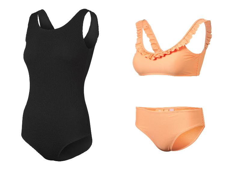 Czarny jednoczęściowy kostium kąpielowy i pomarańczowe bikini z falbankami