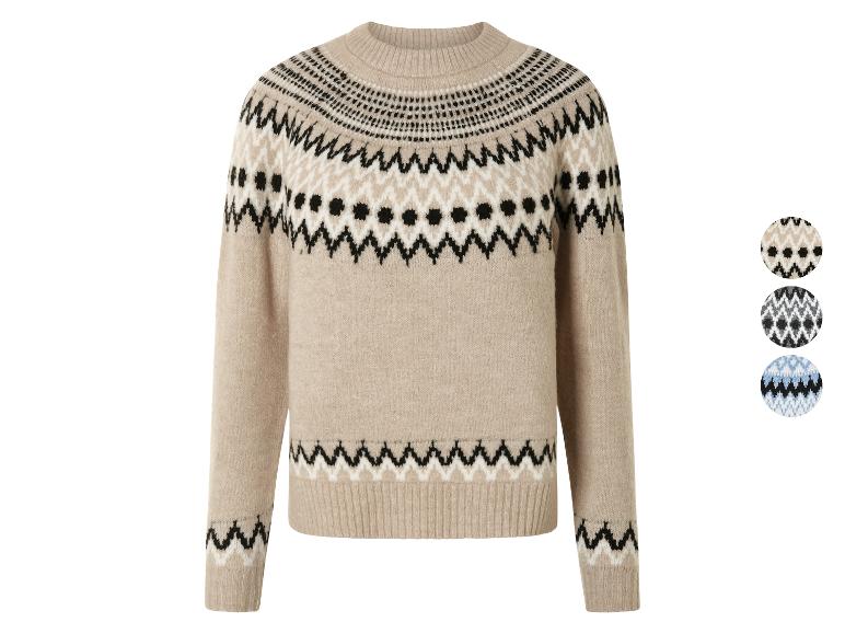 Beżowy sweter z czarnym i białym geometrycznym wzorem.