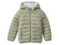 Zielona dziecięca puchowa kurtka z kapturem.