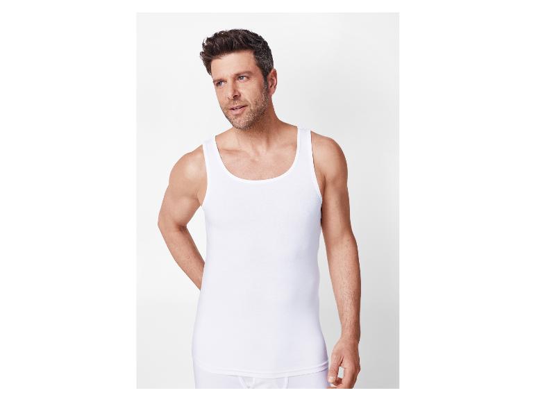 Mężczyzna w białej koszulce na ramiączkach i bieliźnie