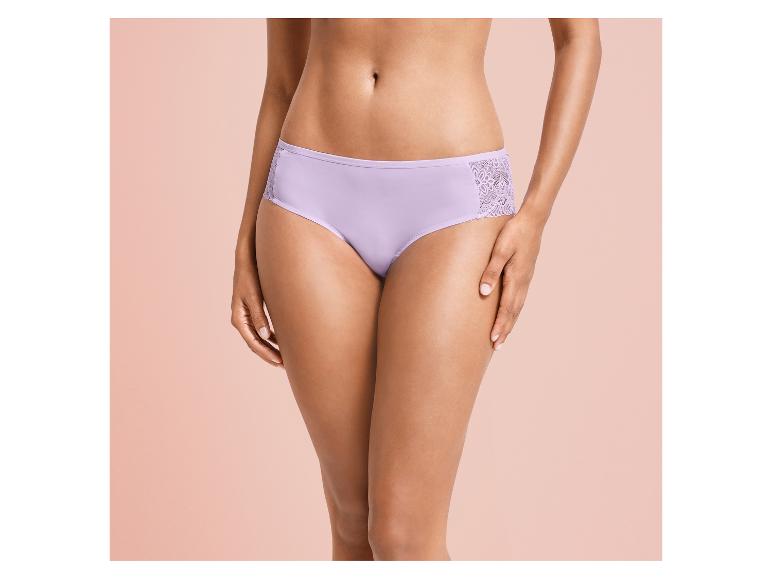 Fioletowe majtki z koronką po bokach.