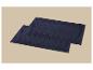 Dwa granatowe prostokątne dywaniki łazienkowe z wytłoczonym wzorem.