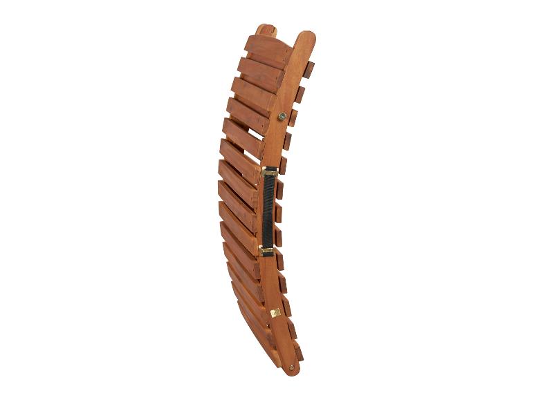 Zakrzywione drewniane oparcie krzesła ogrodowego, widok z boku