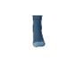 Jedna niebieska skarpetka z jaśniejszym noskiem, stojąca pionowo na białym tle.