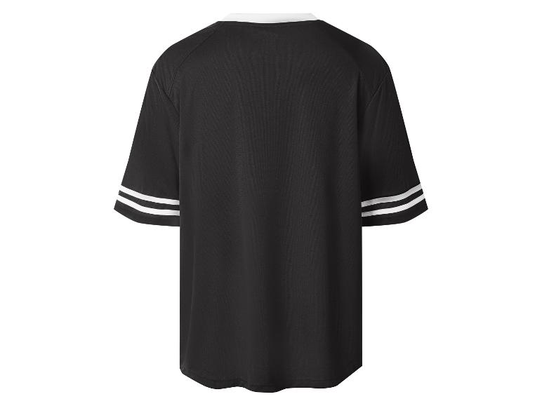 Czarny t-shirt z białym kołnierzykiem i dwoma białymi paskami na rękawach, widok z tyłu