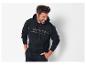 Mężczyzna w czarnej bluzie z kapturem J.S. GRAND POLO i czarnych spodniach.
