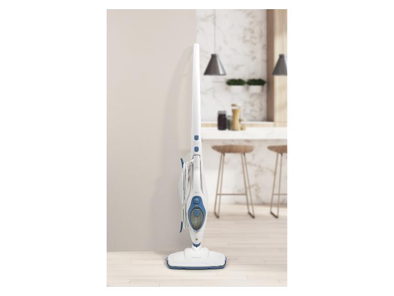Biało-niebieski mop parowy SilverCrest w nowoczesnej kuchni