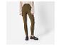 Legginsy khaki z wysokim stanem i dzianinowy sweter, połączone z brązowymi mokasynami.