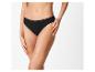 Kobieta w czarnych majtkach bikini, z rękami opartymi na udach.