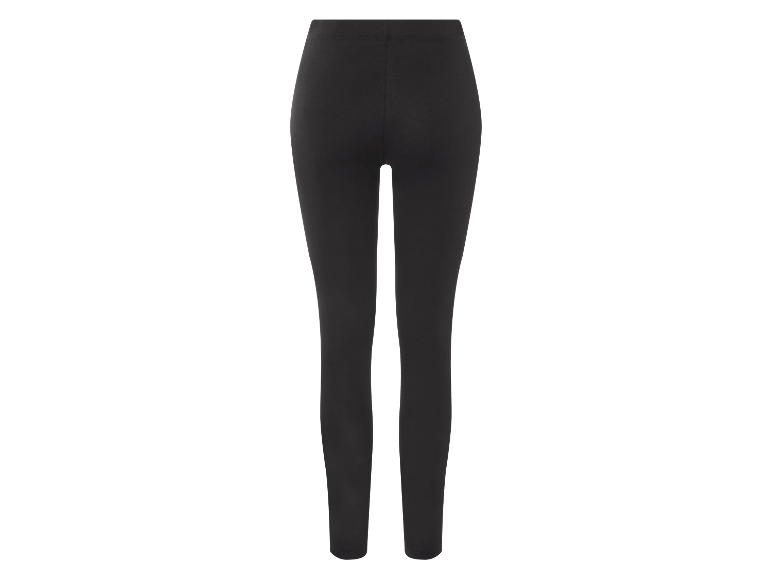 Czarne legginsy.