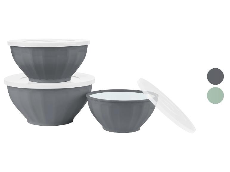 Trzy szare miski z pokrywkami.
