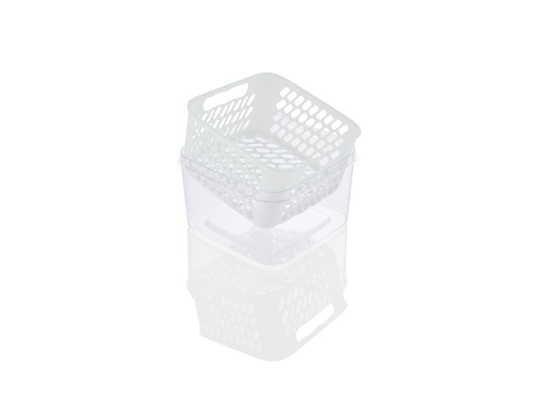 Dwa białe plastikowe kosze do przechowywania, jeden z pokrywką.