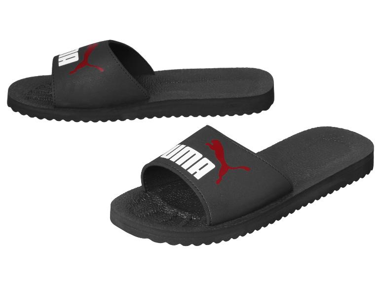 Czarne klapki Puma z czerwonym logo i białym napisem.