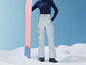 Spodnie narciarskie, snowboard i buty w śniegu.