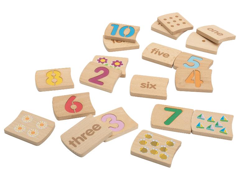 Drewniane puzzle z cyframi i obrazkami do nauki liczenia.