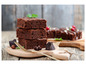Stos czekoladowych brownie na drewnianej desce