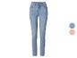 Damskie jasnoniebieskie jeansy skinny z denimu w dwóch wariantach kolorystycznych.