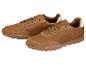 Para brązowych skórzanych sneakersów z białymi akcentami na pięcie.