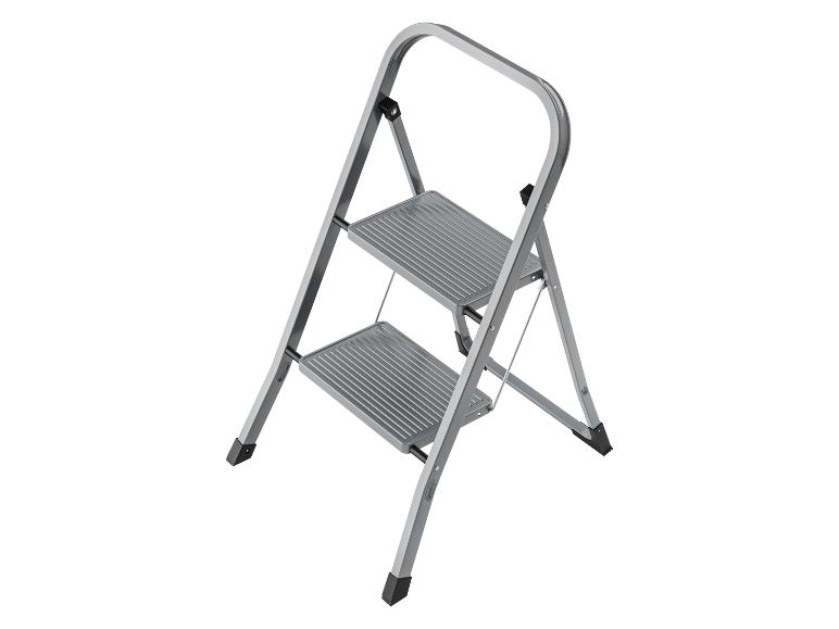 Dwupoziomowy metalowy stołek drabinowy.