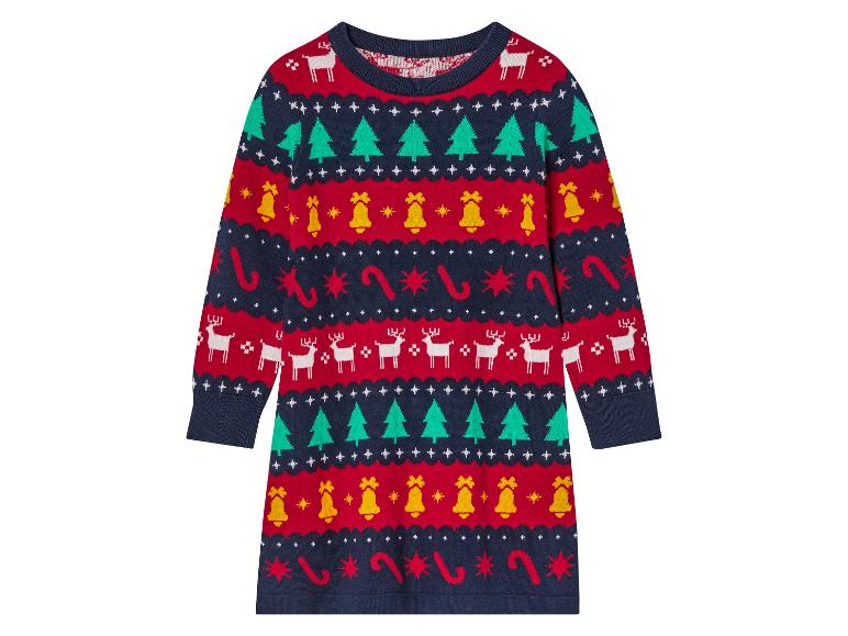 Czerwony świąteczny sweter z reniferami, dzwonkami i choinkami.
