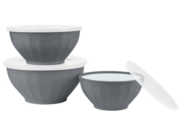 Trzy szare miski z białymi pokrywkami.