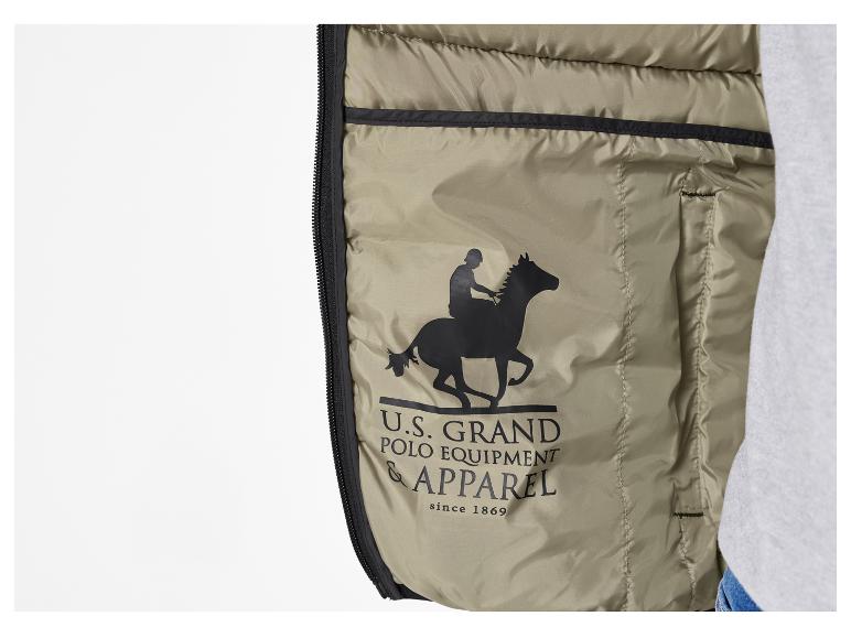 Detal zielonej kurtki U.S. Grand Polo Equipment & Apparel z jeźdźcem na koniu.
