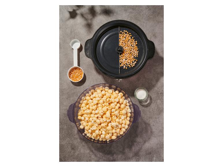 Popcorn w misce, ziarna kukurydzy w maszynie do popcornu i miarka.
