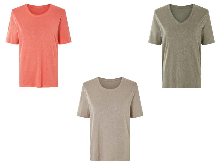 Trzy koszulki z krótkim rękawem: koralowa, beżowa i oliwkowa.