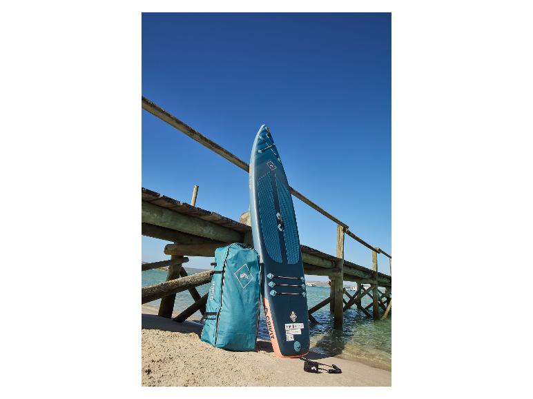 Nadmuchiwana deska SUP Crivit i torba transportowa na plaży.