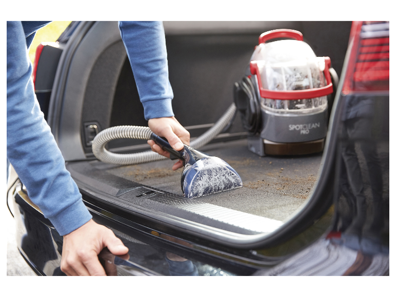 Czyszczenie samochodu odkurzaczem SpotClean Pro.