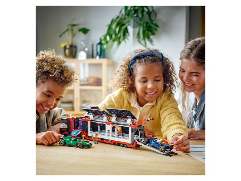 Dzieci i dorosły bawią się zestawem konstrukcyjnym LEGO Speed Champions.