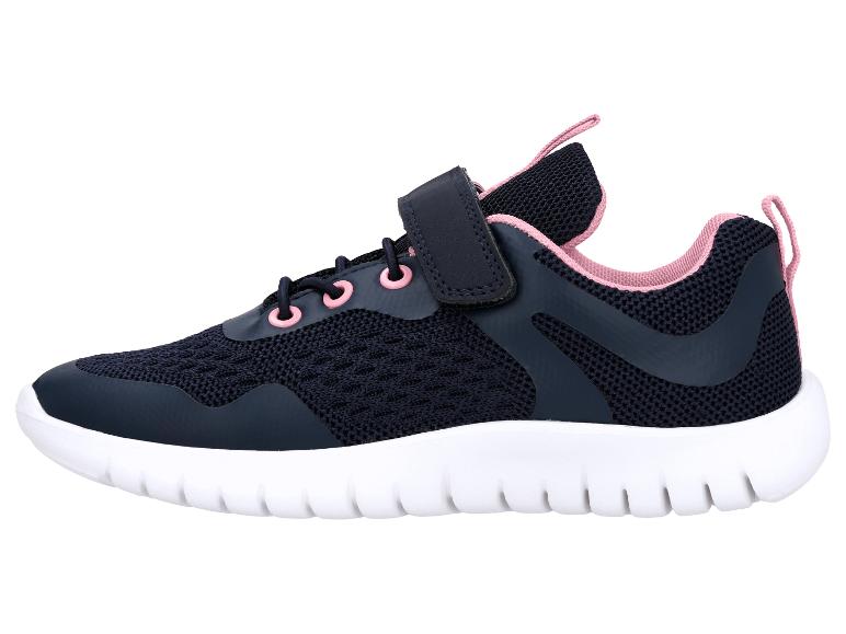 Dziecięce sneakersy w kolorze granatowym z różowymi detalami i białą podeszwą.