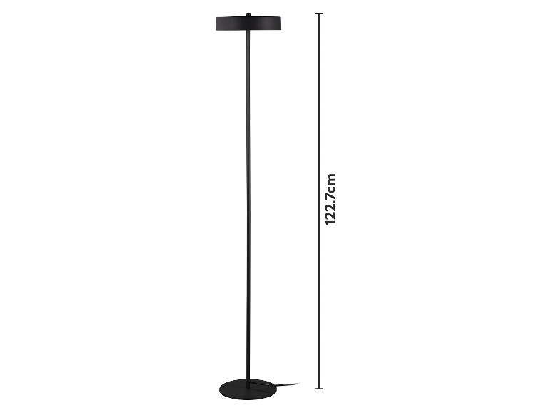 Czarna lampa podłogowa z okrągłą podstawą o wysokości 122,7 cm.