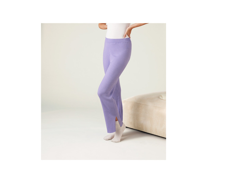 Fioletowe, dzianinowe spodnie z rozcięciem.