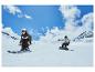 Dwie osoby jeżdżą na nartach i snowboardzie po ośnieżonym zboczu.