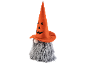 Gnom halloweenowy z długą siwą brodą i pomarańczową czapką z twarzą dyni.