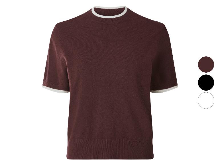 Bordowy dzianinowy T-shirt z krótkim rękawem i okrągłym dekoltem z białym wykończeniem.