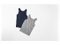 Dwa bawełniane tank topy, jeden granatowy, a drugi szary, leżą na białym tle.