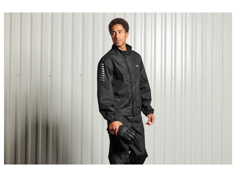 Mężczyzna w czarnej kurtce, spodniach i rękawicach.