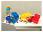 Skrzynki do przechowywania LEGO w kolorze czerwonym, żółtym i niebieskim z figurkami LEGO i klockami.