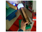 Ręka trzyma lampę Minecraft.