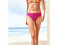 Kobieta w różowych bikini na plaży.