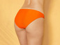 Kobieta w pomarańczowych majtkach od bikini.