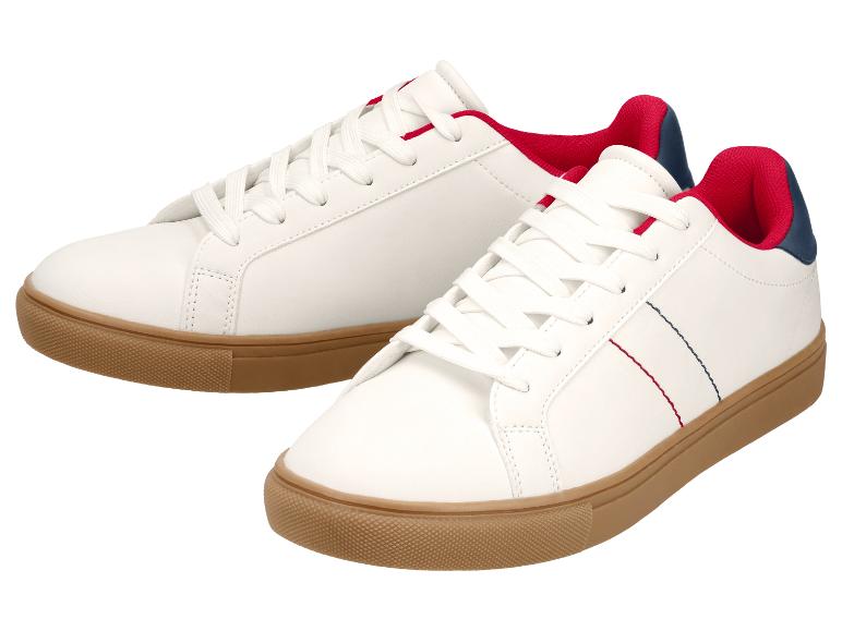 Białe sneakersy z czerwonymi i niebieskimi detalami oraz brązową podeszwą.