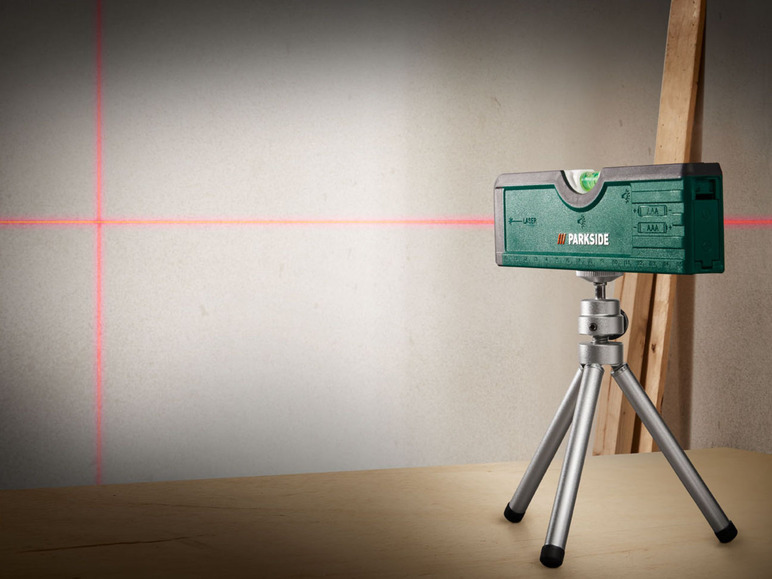 Poziomnica laserowa Parkside na statywie, emitująca czerwoną wiązkę lasera.