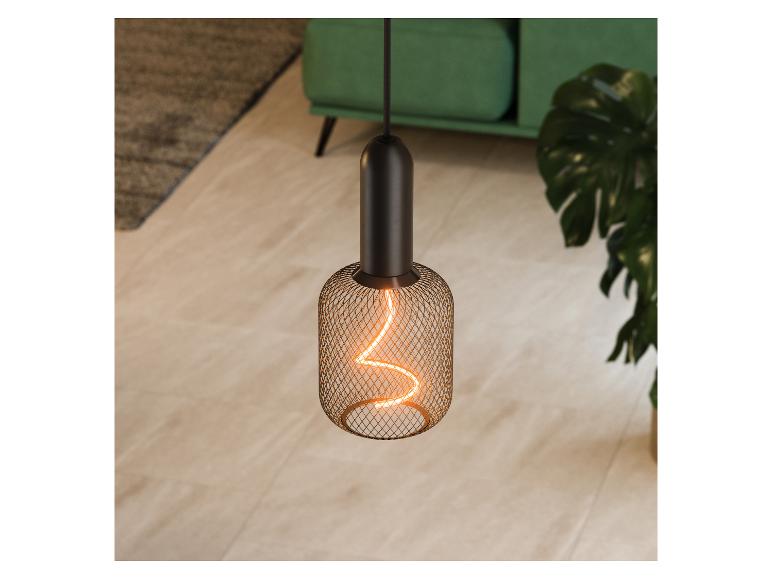 Lampa wisząca z żarówką filamentową w salonie z zieloną sofą i rośliną.