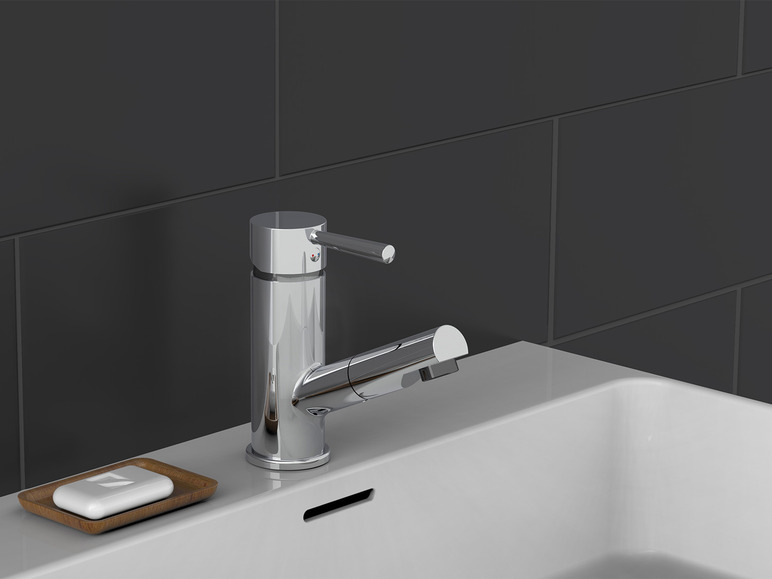 Chromowa bateria w umywalce z mydelniczką.