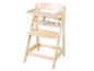 Drewniane krzesełko do karmienia z blatem i pasami bezpieczeństwa.