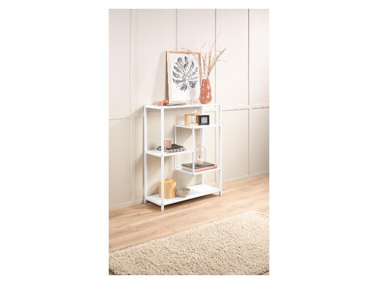 Biała metalowa półka z dekoracyjnymi przedmiotami.